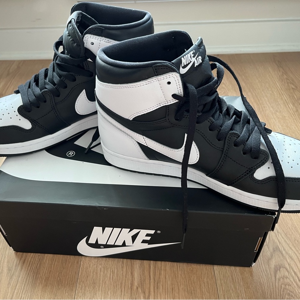 Air Jordan 1 Retro High OG "Black & White" - Picture 7 of 9